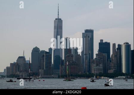 New York, Stati Uniti. 22 giugno 2024. NEW YORK, NEW YORK - 22 GIUGNO: (L-R) le barche del Team Switzerland e del Team Australia SailGP si allenano durante il primo giorno del Mubadala New York Sail Grand Prix al porto di New York il 22 giugno 2024 a New York City. Credito: SOPA Images Limited/Alamy Live News Foto Stock