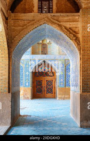 Isfahan, Iran - 24 ottobre 2018: Splendida vista interna della Moschea Seyyed. Porta tradizionale in vetro colorato. Foto Stock