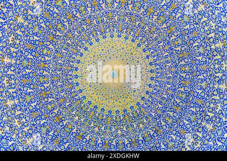 Isfahan, Iran - 23 ottobre 2018: Incredibile vista interna dell'imponente cupola coperta da colorate piastrelle a mosaico all'interno della Moschea dello Scià (Moschea dell'Imam). Foto Stock