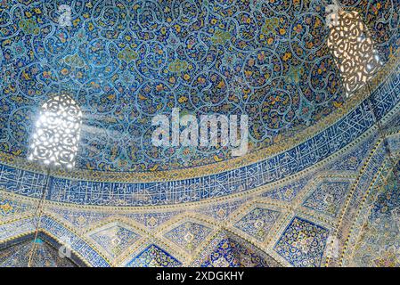 Isfahan, Iran - 24 ottobre 2018: Splendida vista della finestra scolpita in pietra e gioco di luce all'interno della Moschea Seyyed. Foto Stock