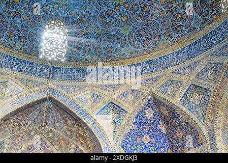 Isfahan, Iran - 24 ottobre 2018: Splendida vista della finestra scolpita in pietra e gioco di luce all'interno della Moschea Seyyed. Foto Stock