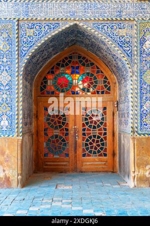 Isfahan, Iran - 24 ottobre 2018: Incredibile vista interna della Moschea Seyyed. Porta tradizionale in vetro colorato. Foto Stock