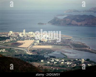 Sha Tau Kok Village e Starling Inlet, New Territories nord-est, Hong Kong, Cina - Vista pomeridiana da Hung fa Leng (Robins Nest) 1984 Foto Stock