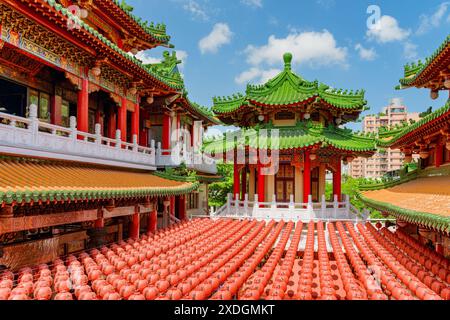 Kaohsiung, Taiwan - 30 aprile 2019: Vista colorata del Tempio di Sanfeng decorato con tradizionali lanterne rosse cinesi. Foto Stock