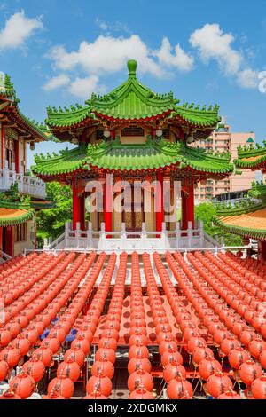 Kaohsiung, Taiwan - 30 aprile 2019: Vista colorata del Tempio di Sanfeng decorato con tradizionali lanterne rosse cinesi. Foto Stock