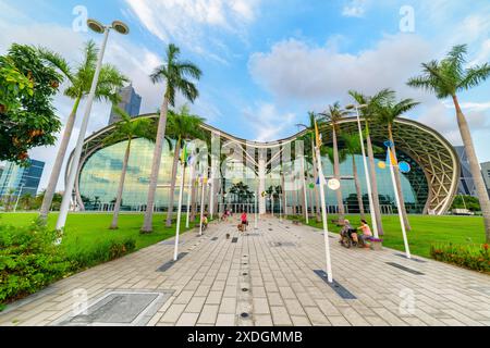 Kaohsiung, Taiwan - 30 aprile 2019: Splendida vista del centro esposizioni di Kaohsiung dal Singuang Riverside Park in centro. Foto Stock