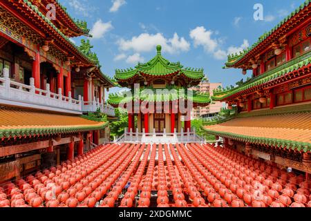 Kaohsiung, Taiwan - 30 aprile 2019: Vista colorata del Tempio di Sanfeng decorato con tradizionali lanterne rosse cinesi. Foto Stock