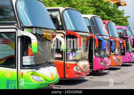 Kaohsiung, Taiwan - 29 aprile 2019: Vista colorata degli autobus turistici nell'area parcheggio. Taiwan è una popolare destinazione turistica dell'Asia. Foto Stock