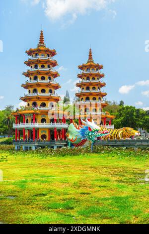 Kaohsiung, Taiwan - 30 aprile 2019: Splendida vista delle Pagode del Drago e della Tigre presso il lago Lotus. Il tempio è una popolare attrazione turistica dell'Asia. Foto Stock