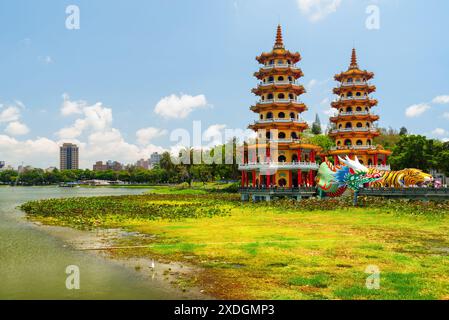 Kaohsiung, Taiwan - 30 aprile 2019: Splendida vista delle Pagode del Drago e della Tigre presso il lago Lotus. Il tempio è una popolare attrazione turistica dell'Asia. Foto Stock