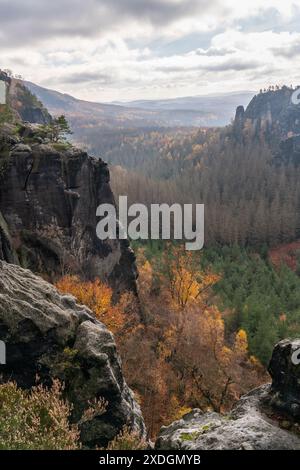 Vista su Rauschenstein. Sulla cima di una scogliera della Svizzera sassone Foto Stock