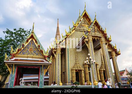 Un punto di riferimento del Wat Ratchabophit Sathit Maha Simaram a Bangkok, Thailandia. Un posto che tutti in ogni religione possono visitare. Foto Stock