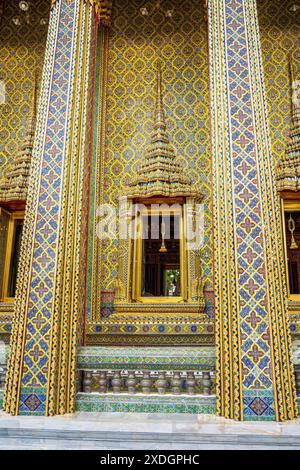 Un punto di riferimento del Wat Ratchabophit Sathit Maha Simaram a Bangkok, Thailandia. Un posto che tutti in ogni religione possono visitare. Foto Stock