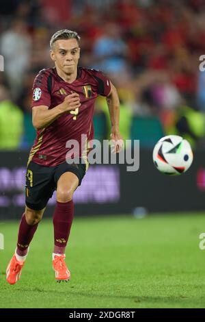 Colonia, Germania. 22 giugno 2024. Il belga Leandro Trossard partecipa alla partita UEFA Euro 2024 del gruppo e tra Belgio e Romania a Colonia, Germania, 22 giugno 2024. Crediti: Meng Dingbo/Xinhua/Alamy Live News Foto Stock