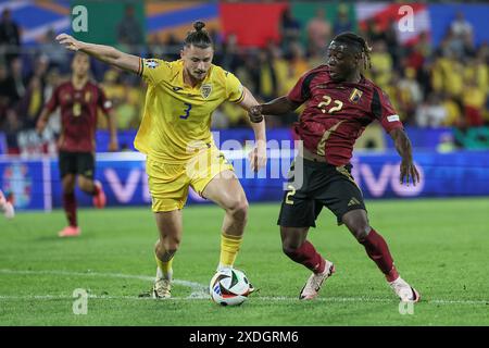 Colonia, Germania. 22 giugno 2024. Radu Dragusin rumeno e Jeremy Doku belga lottano per la palla durante una partita di calcio tra la nazionale belga Red Devils e la Romania, sabato 22 giugno 2024 a Colonia, Germania, seconda partita nella fase a gironi dei campionati europei UEFA Euro 2024. BELGA PHOTO BRUNO FAHY credito: Belga News Agency/Alamy Live News Foto Stock