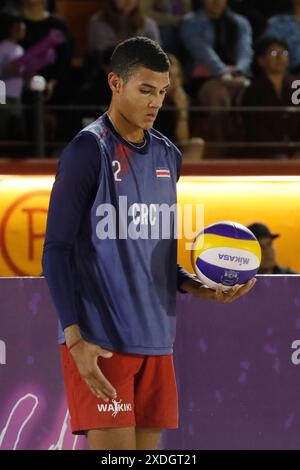 22 giugno 2024, Tlaxcala, Ciudad de Mexico, Messico: Jhostin Varela #2 del Team Costa Rica gareggia contro il Team Canada durante i quarti di finale maschile del Torneo di qualificazione Olimpica di Beach volley Norceca 2024. Il Team Canada sconfigge il Team Costa Rica 2 set a 0. Il 22 giugno 2024 a Tlaxcala, Messico. (Credit Image: © Essene Hernandez/eyepix via ZUMA Press Wire) SOLO PER USO EDITORIALE! Non per USO commerciale! Foto Stock