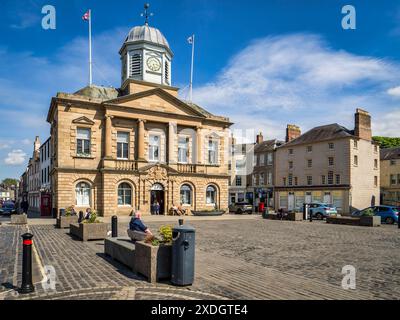 8 maggio 2024: Kelso, Borders, Scotland, UK - The Square e il vecchio municipio di Kelso, nei confini scozzesi. Foto Stock