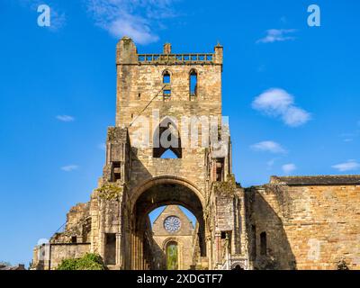 Jedburgh Abbey, Scottish Borders, Scozia, Regno Unito, prelevato dall'esterno del terreno. Bel cielo blu profondo. Foto Stock
