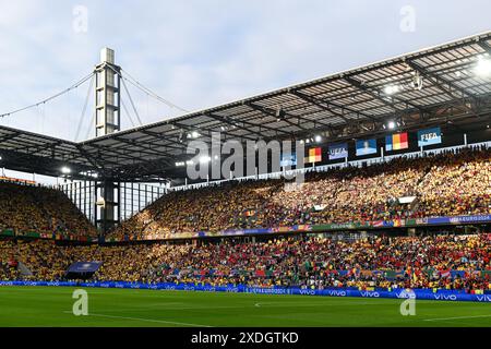 Colonia, Germania. 22 giugno 2024. Muro giallo di tifosi e tifosi romeni durante una partita di calcio tra le squadre nazionali del Belgio, chiamata Red Devils e Romania nella seconda partita del gruppo e nella fase a gironi del torneo UEFA Euro 2024, sabato 22 giugno 2024 a Colonia, Germania . Crediti: Sportpix/Alamy Live News Foto Stock