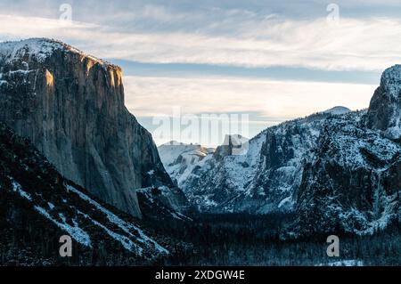 Ripresa grandangolare della valle di Yosemite dalla vista del tunnel in una mattinata di inizio inverno. El capitan cattura i primi raggi solari del nuovo anno. Foto Stock