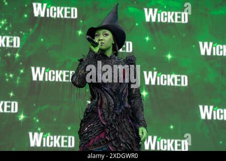 Londra, Regno Unito. 22 giugno 2024. Alexia Khadime nel ruolo di Elphaba dal musical Wicked ha visto cantare sul palco in costume al West End Live. Gli spettacoli del Teatro musicale del West End e gli spettacoli itineranti si esibiscono per la folla affollata a Trafalgar Square. Credito: SOPA Images Limited/Alamy Live News Foto Stock