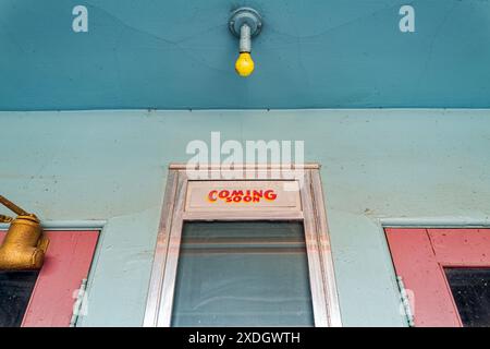 Mostra vuota in arrivo all'ingresso di un cinema abbandonato Foto Stock