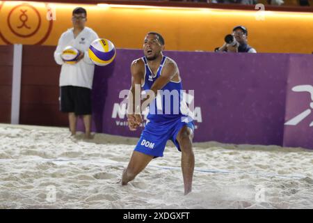 22 giugno 2024, Tlaxcala, Ciudad de Mexico, Messico: Hayerling Goris #1 del Team Republica Dominicana gareggia contro il Team Mexico durante i quarti di finale maschile del Torneo di qualificazione Olimpica di Beach Volley Norceca 2024. Il Team Mexico sconfigge il Team Republica Dominicana 2 set a 1. Il 22 giugno 2024 a Tlaxcala, Messico. (Credit Image: © Essene Hernandez/eyepix via ZUMA Press Wire) SOLO PER USO EDITORIALE! Non per USO commerciale! Foto Stock