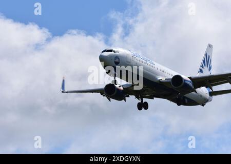 Un primo piano di un aereo SunExpress che arriva a terra all'aeroporto di Bristol il 22/06/24 (TC: 500) - Boeing 737 - 800 Foto Stock