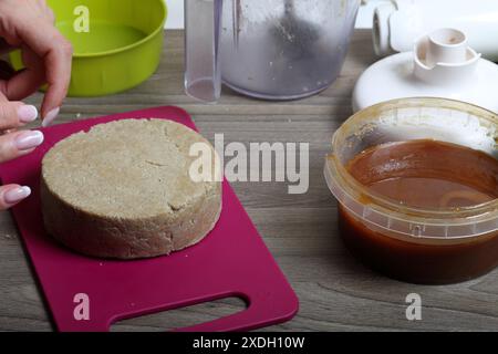 Halva di miele, arachidi e semi di girasole. Il prossimo miele nel contenitore. Ingredienti e strumenti per la preparazione dell'halva. Foto Stock