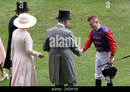 The Royal Ascot Inghilterra Regno Unito 22 giugno 2024 . Il re Carlo e la regina Camilla hanno onorato l'ultimo giorno di Royal Ascot con la loro presenza, aggiungendo un tocco di splendore regale al prestigioso evento. Foto Stock