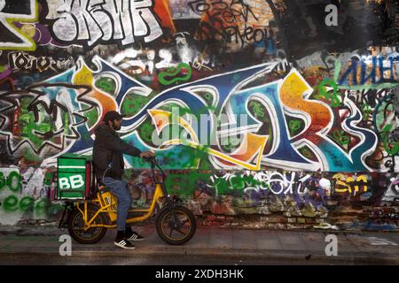 Mosca, Russia. 21 giugno 2024. Un corriere del servizio di consegna del cibo Vkusvill consegna un ordine su Arbat Street nel centro di Mosca, Russia Foto Stock