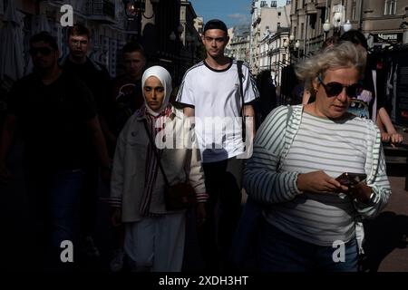 Mosca, Russia. 21 giugno 2024. Le persone camminano lungo via Arbat nel centro di Mosca in un giorno d'estate, Russia Foto Stock