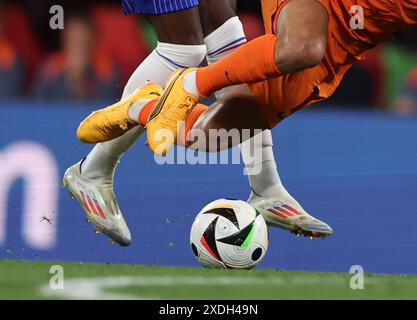 LIPSIA, GERMANIA - 21 GIUGNO: Vista generale UEFA Ball Fussballliebe con le gambe durante la partita della fase a gironi di UEFA EURO 2024 tra Paesi Bassi e Francia allo Stadio di Lipsia il 21 giugno 2024 a Lipsia, Germania. © diebilderwelt / Alamy Stock Foto Stock