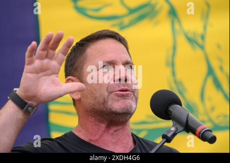 Steve Backshall - presentatore TV Nature - interviene in Parliament Square alla fine del Restore Nature Now march attraverso il centro di Londra, 22 giugno 202 Foto Stock