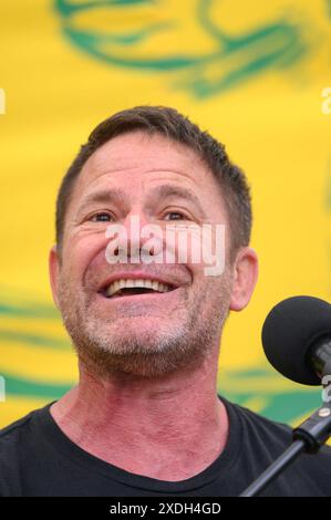 Steve Backshall - presentatore TV Nature - interviene in Parliament Square alla fine del Restore Nature Now march attraverso il centro di Londra, 22 giugno 202 Foto Stock