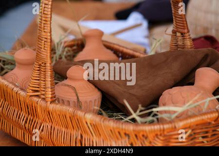 Granata in ceramica - una bomba fatta di argilla nell'antichità e nel Medioevo Foto Stock