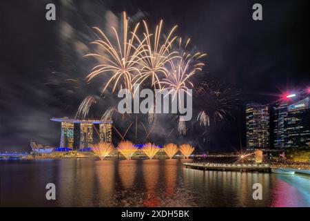 SINGAPORE - 22 GIUGNO 2024: Uno spettacolare spettacolo pirotecnico alla prova combinata per la Parata Nazionale. Foto Stock