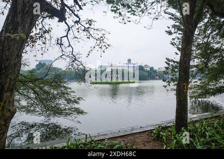 Hanoi, Vietnam - 28 febbraio 2024: Il lago Hoan Kiem, noto anche come lago delle Spade con Torre delle tartarughe, Hanoi Foto Stock