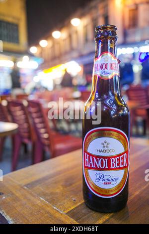 Hanoi, Vietnam - 28 gennaio 2024: Una bottiglia di birra Hanoi su un tavolo in una strada secondaria di Hanoi, Vietnam Foto Stock