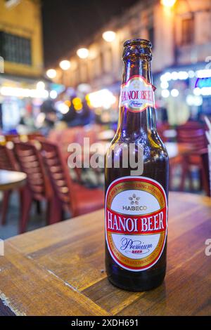 Hanoi, Vietnam - 28 gennaio 2024: Una bottiglia di birra Hanoi su un tavolo in una strada secondaria di Hanoi, Vietnam Foto Stock