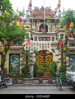 Hanoi, Vietnam - 28 febbraio 2024: Tempio tradizionale della pagoda nel centro storico di Hanoi Foto Stock