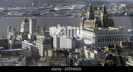 Veduta aerea del lungomare di Liverpool, con l'iconico Royal Liver Building, Liverpool, Inghilterra, Regno Unito Foto Stock