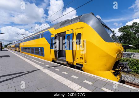 Treno Nederlandse Spoorwegen VIRM alla stazione ferroviaria di Enkhuizen Foto Stock