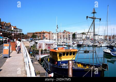 barche ormeggiate nel porticciolo reale, ramsgate town, east kent, regno unito giugno 2024 Foto Stock