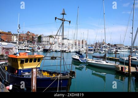 barche ormeggiate nel porticciolo reale, ramsgate town, east kent, regno unito giugno 2024 Foto Stock