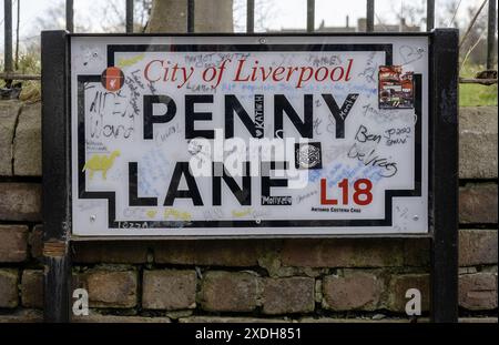 Cartello stradale Penny Lane, City of Liverpool, Merseyside, Inghilterra, Regno Unito coperto di graffiti Foto Stock