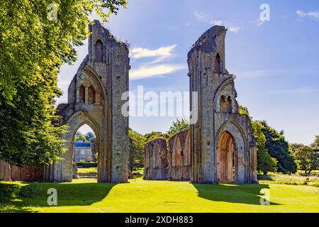 Le rovine dell'abbazia di Glastonbury risalgono all'VIII secolo e sono ora un monumento antico programmato, Somerset, Inghilterra, Regno Unito Foto Stock