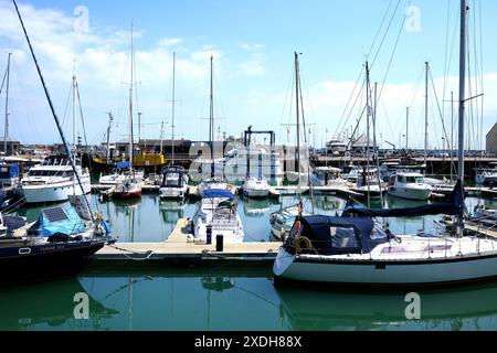 barche ormeggiate nel porticciolo reale, ramsgate town, east kent, regno unito giugno 2024 Foto Stock