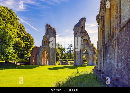 Le rovine dell'abbazia di Glastonbury risalgono all'VIII secolo e sono ora un monumento antico programmato, Somerset, Inghilterra, Regno Unito Foto Stock