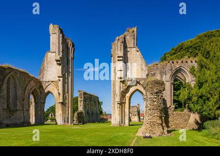 Le rovine dell'abbazia di Glastonbury risalgono all'VIII secolo e sono ora un monumento antico programmato, Somerset, Inghilterra, Regno Unito Foto Stock